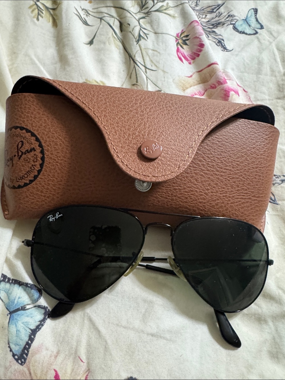 Ray-Ban Black Aviator Sunglasses with Tan Brown Case
